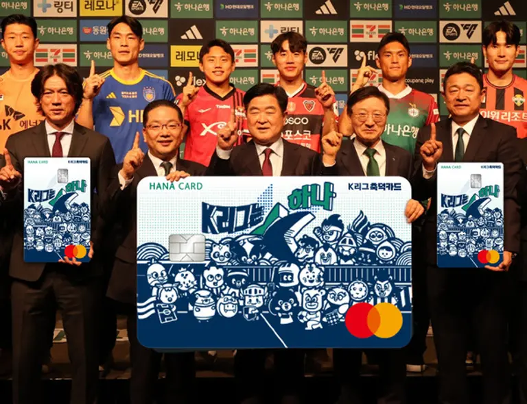 하나은행과 프로축구연맹은 26일 서울시 중구 더프라자 호텔에서 K리그 통합 팬카드(Fan Card)인 K리그 축덕카드 시즌2 출시 행사를 개최했다. 왼쪽부터 이날 행사에 참석한 홍명보 울산HD 감독, 이호성 하나카드 사장, 권오갑 프로축구연맹 총재, 이승열 하나은행장, 이민성 대전 하나 시티즌 감독이다. [출처: 하나은행]