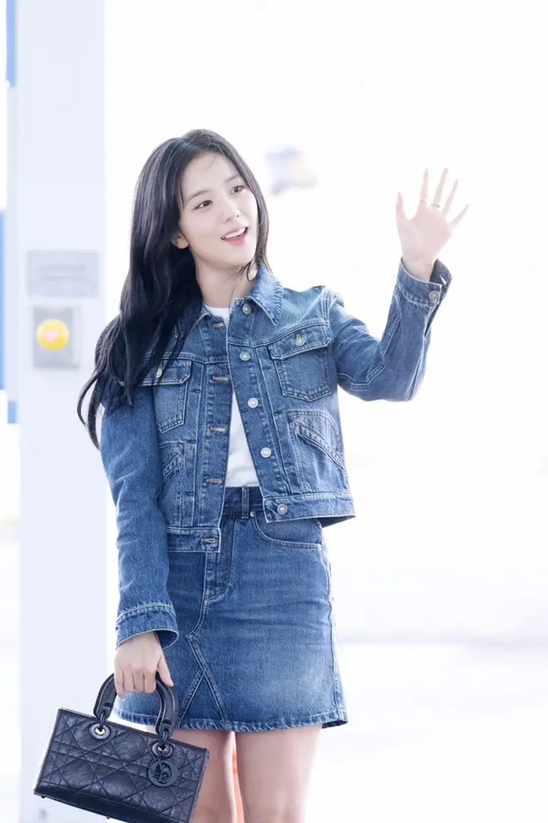 블랙핑크 지수의 청청 공항패션 (사진제공. 디올)