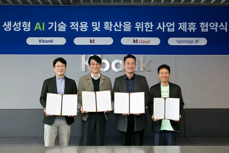 케이뱅크는 27일 서울 을지로 사옥에서 KT, kt 클라우드(cloud), 업스테이지 등과 생성형 AI 기술 업무협약을 체결했다. 왼쪽부터 최준기 KT AI사업본부장, 차대산 케이뱅크 테크실장, 김주성 kt 클라우드 AI신사업담당, 김성훈 업스테이지 대표다. [출처: 케이뱅크]