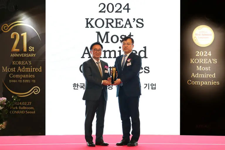 조정훈 신한은행 ESG본부 본부장(오른쪽)이 27일 서울 여의도 소재 콘래드 호텔에서 개최된 2024 한국에서 가장 존경 받는 기업 인증식에서 한수희 한국능률협회컨설팅 대표이사로부터 인증 트로피를 받았다. [출처: 신한은행]