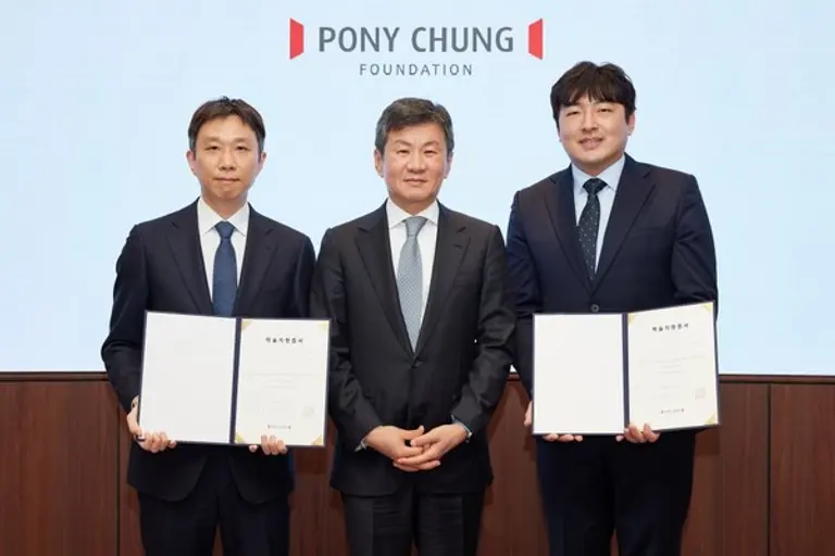 정몽규 포니정재단 이사장(가운데)이 학술지원 수혜자 나종현 박사(왼쪽에서 첫 번째), 노태훈 박사(왼쪽에서 세 번째)와 기념사진을 촬영하고 있다. (사진제공. 포니정재단)