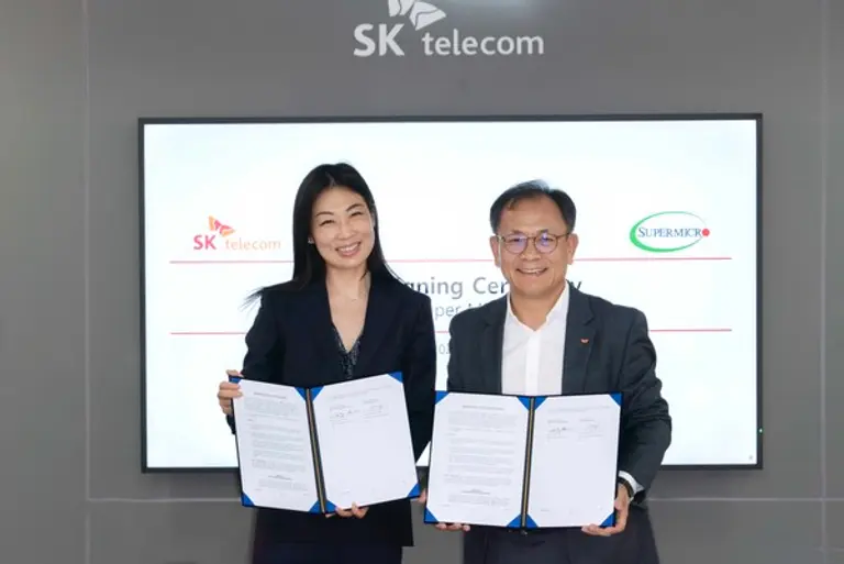 MWC24 전시장에서 SKT 하민용 최고사업개발책임자(CDO, 오른쪽)와 슈퍼마이크로 센리 첸(Cenly Chen) 최고성장책임자(CGO, 왼쪽)가 AI데이터센터(AIDC) 분야 협력을 위한 MOU 체결 후 기념 촬영하는 모습