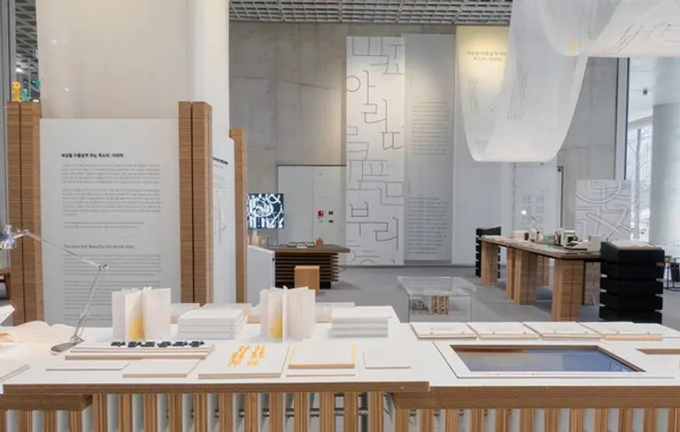 용산 아모레퍼시픽 본사 1층에서 전시 중인 