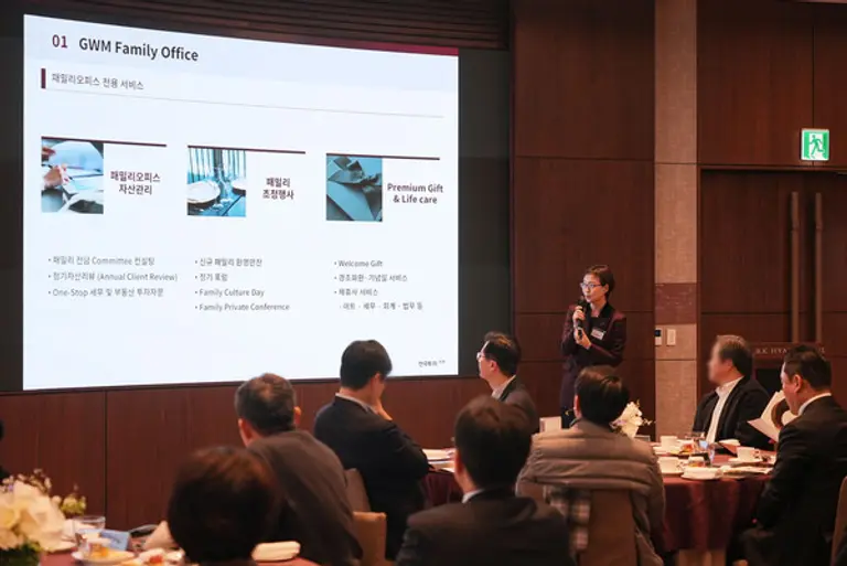 신경애 한국투자증권 GWM전략담당이 28일 서울 파크하얏트 호텔에서 열린 환영 만찬에서 패밀리오피스 전용 서비스를 소개하고 있다.