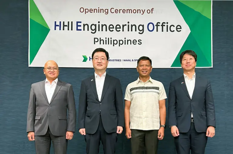 HD현대중공업이 6일 필리핀 마닐라에서 필리핀 국방부 및 해군 관계자들이 참석한 가운데 특수선 엔지니어링 오피스 개소식을 가졌다(사진 왼쪽부터 호셀리또 라모스(Joselito Ramos) 필리핀 국방부 국방획득차관보, 주원호 HD현대중공업 특수선사업부 대표, 시저 발렌시아(Caesar Valencia) 필리핀 해군 부사령관, 이상봉 HD현대중공업 특수선사업부 상무)
