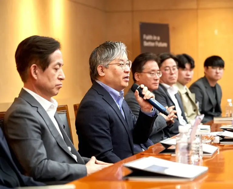 최익훈 HDC현대산업개발 대표이사(왼쪽에서 두번째)가 작년 하반기 입사한 신입사원들과 비전토크 간담회를 진행했다. (사진제공. HDC현대산업개발)