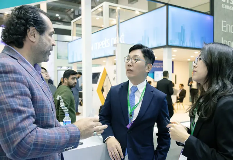 팀네이버 부스에서 상담을 진행하고 있는 김유원 네이버클라우드 대표