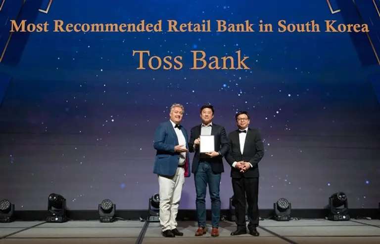 김지웅 토스뱅크 최고전략책임자(가운데)가 지난 7일 오후 서울 서초구 JW메리어트호텔 서울에서 열린 아시안뱅커 주관 리테일 파이낸스 어워드 2024에서 한국에서 가장 추천하는 소매은행 등 2개 부문을 수상했다. [출처: 토스뱅크]