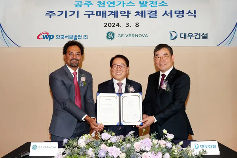 사진 왼쪽부터 Mr. Venkat Kannan GE 아시아 사장, 박형덕 한국서부발전 사장, 김보현 대우건설 부사장이 공주 천연가스발전소 주기기 구매 계약을 체결했다. (사진제공. 대우건설)