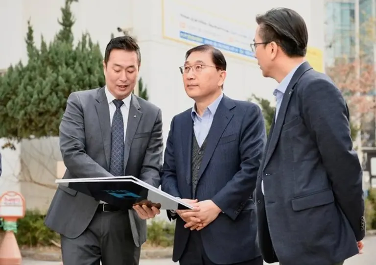 윤영준 현대건설 대표이사(가운데)가 여의도 한양아파트 재건축정비사업 현장을 방문해 설명을 듣고 있다.(사진제공. 현대건설)