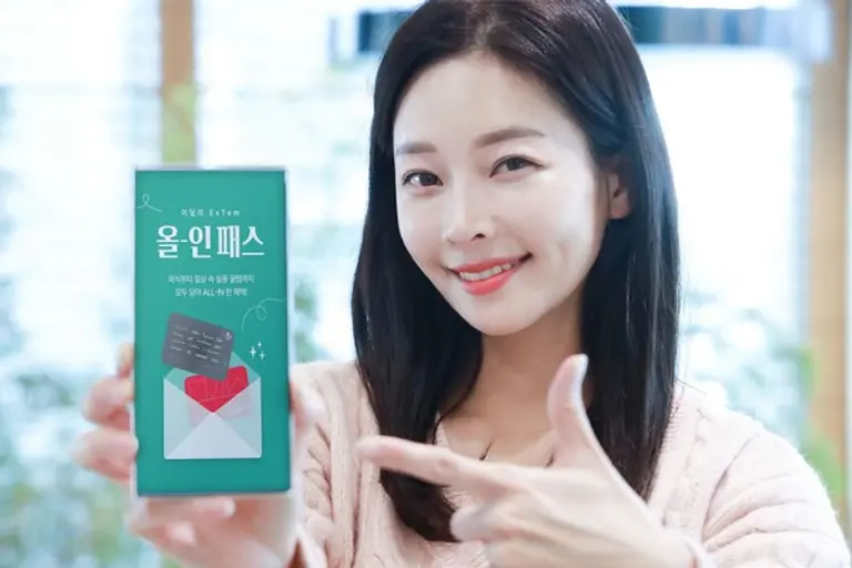 LG유플러스의 디지털통신 플랫폼 ‘너겟(Nerget)’이 3월 전용 멤버십 혜택으로 전국 CGV와 올리브영 등에서 사용할 수 있는 ‘올인패스(All-in Pass)’를 제공한다고 14일 밝혔다. 사진은 LG유플러스 모델이 ‘올인패스’를 소개하는 모습.