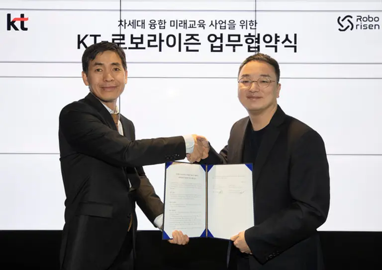 KT 전략∙신사업부문 EduDX서비스사업담당 이종형 상무(오른쪽)와 로보라이즌 임상빈 대표
