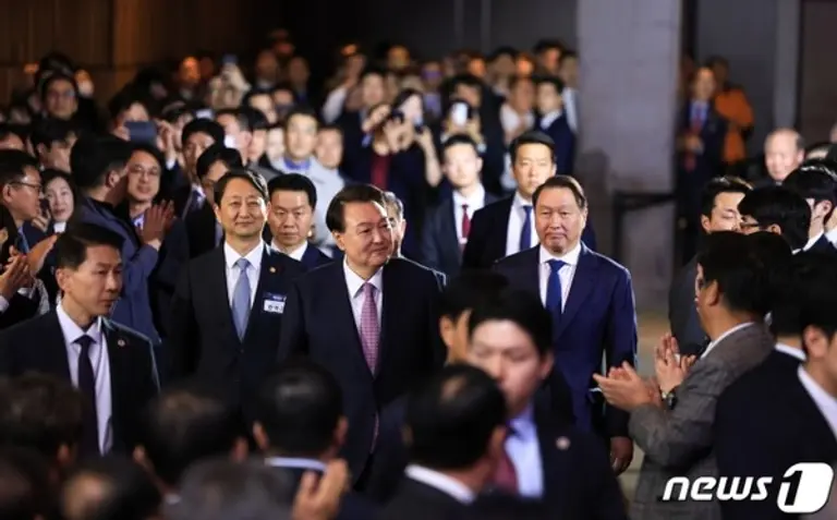 윤석열 대통령이 20일 오후 서울 여의도 63컨벤션센터에서 열린 제51회 상공의 날 기념식에 안덕근 산업통상자원부 장관, 최태원 대한상공회의소 회장과 입장하고 있다. (대통령실 제공)