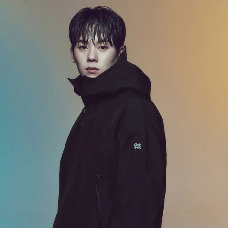 고어텍스 루즈핏 3L 재킷을 입은 배우 이정하 (사진제공. 코오롱스포츠)