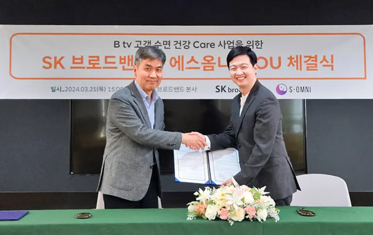 이강희 SK브로드밴드 세그먼트 마케팅 담당(왼쪽)과 유재성 에스옴니 대표