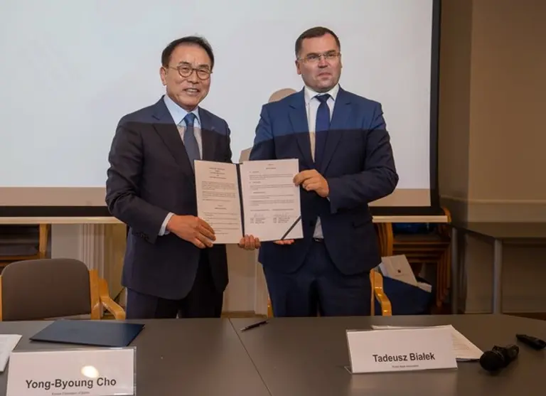 조용병 은행연합회 회장(왼쪽)과 타디우즈 비알렉(Tadeusz Białek) 폴란드은행협회 회장이 지난 25일 폴란드 현지에서 금융협력 강화를 위한 양해각서(MOU)를 체결했다. [출처: 은행연합회]