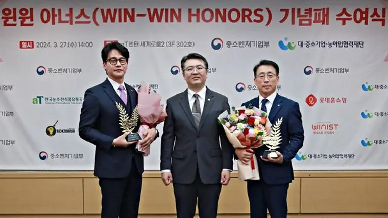 (왼쪽부터) 위니스트 장재진 대표, 중소벤처기업부 오기웅 차관, 롯데홈쇼핑 김재겸 대표