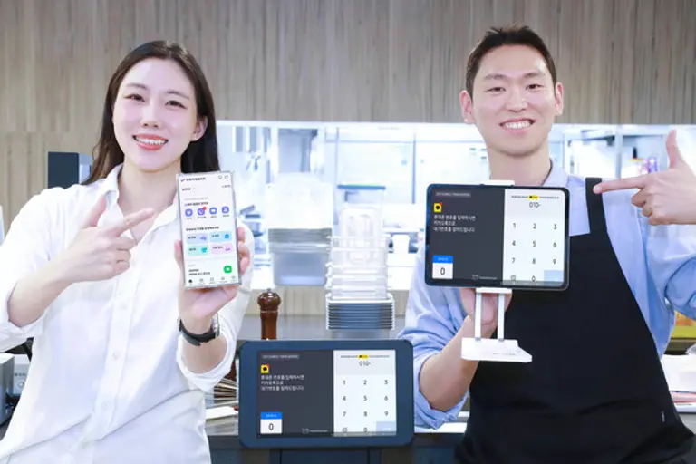 사진은 LG유플러스 모델이 우리가게패키지 AX솔루션을 소개하고 있는 모습.