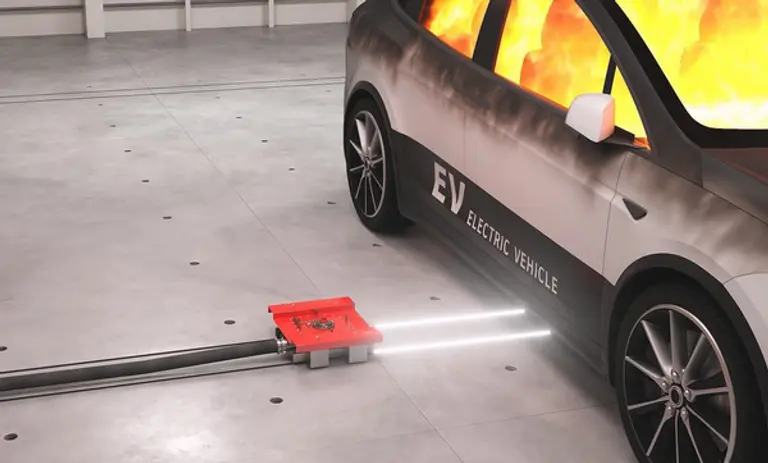 DL이앤씨와 중소기업 탱크테크가 세계 최초로 개발한 ‘건물용 전기차 화재진압 시스템’ 작동 모습.(사진제공. DL이앤씨)