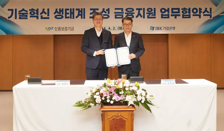 김성태 IBK기업은행 은행장(오른쪽)이 지난 2일 서울 중구 기업은행 본점에서 최원목 신용보증기금 이사장과 기술혁신 생태계 조성 금융지원 업무협약을 체결했다. [출처: IBK기업은행]