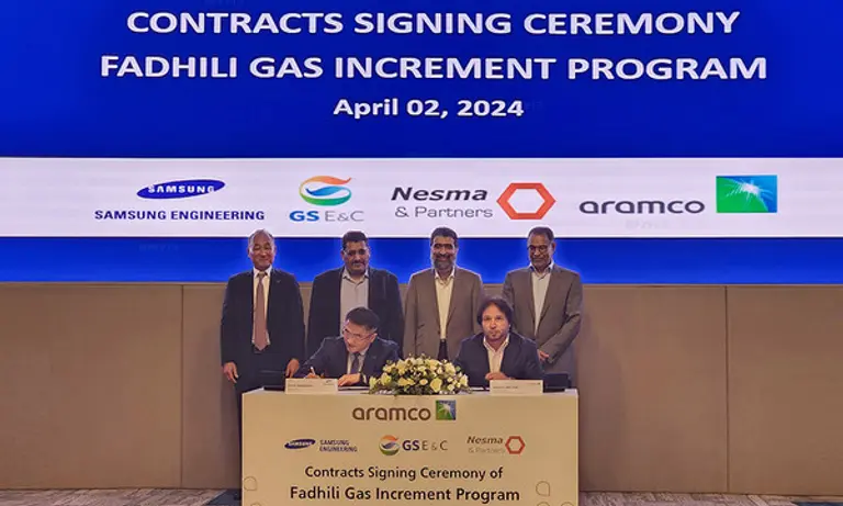 삼성E&A 남궁 홍 사장(앞열 왼쪽), 야흐야 아부샬 부사장(앞열 오른쪽)이 서명식을 하고 있다. (사진제공. 삼성E&A)