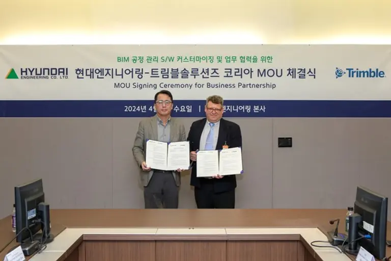 현대엔지니어링 심범섭 미래기술사업부장(좌)과 트림블솔루션 코리아 야리 사카리 헤이노(Jari Sakari Heino) 대표이사가 기념사진을 촬영하고 있다. 