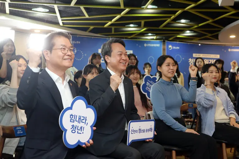 신한금융희망재단은 4일 서울 중구 신한금융그룹 본사에서 고용노동부와 함께 청년응원 간담회를 개최했다. 왼쪽부터 이정식 고용노동부 장관, 진옥동 신한금융그룹 회장 겸 신한금융희망재단 이사장, 취업준비 청년들이다. [출처: 신한금융그룹]