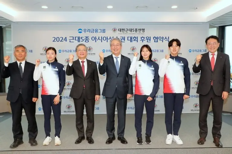 우리금융그룹이 오는 10일부터 15일까지 경기도 화성에서 열리는 2024 근대5종 아시아선수권대회를 공식 후원한다. 왼쪽부터 이정관 대한근대5종연맹 상임부회장, 신수민 선수, 이한준 대한근대5종연맹 회장, 임종룡 우리금융그룹 회장, 김선우 선수, 전웅태 선수, 장광익 우리금융지주 부사장이다. [출처: 우리금융그룹]