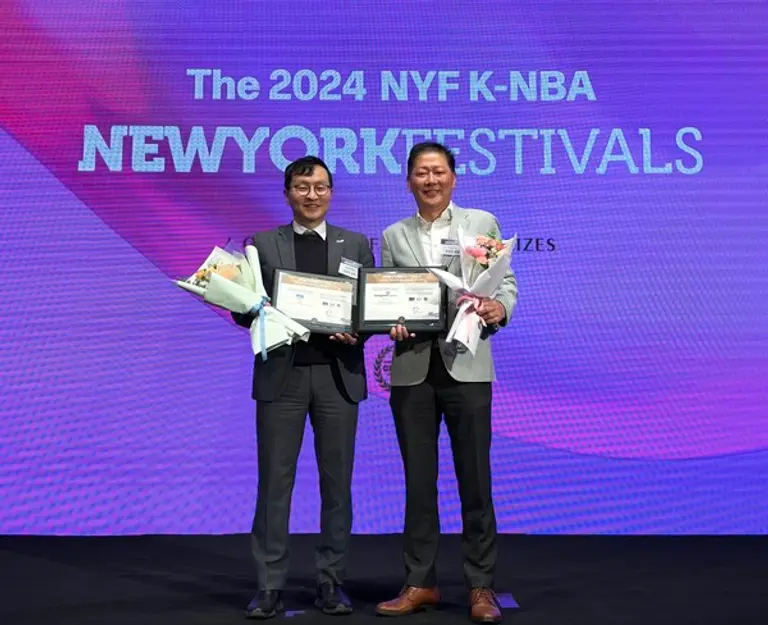 3일 열린 ‘2024 뉴욕페스티벌 대한민국 국가브랜드대상’ 시상식에서 김도진 동원F&B 마케팅커뮤니케이션실장(오른쪽)과 이상진 동원F&B 유가공본부장(왼쪽)이 기념 촬영을 하고 있다