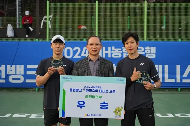 NH농협은행 올원뱅크 아마추어 테니스 대회 올원뱅크부 우승팀. 왼쪽부터 우승자 양가람, 박병규 NH농협은행 경영기획부문 수석부행장, 우승자이자 배우인 유준상이다. [출처: NH농협은행]