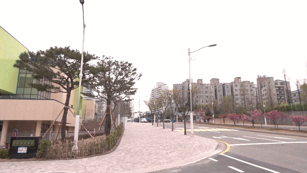 삼성전자는 9일 삼성 디지털시티에 보육 정원 300명, 건물 연면적 1,780평 규모의 제 4 어린이집을 신축하고 개원식을 가졌다.