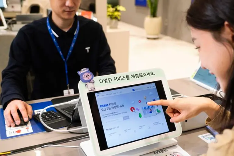 SK텔레콤은 고객 편의 및 신뢰도 향상을 위해 전국 공식 인증 매장에 실시간 화면 미러링이 적용된 고객용 태블릿을 비치하고, AI 고객 모델링을 활용해 더욱 정교해진 개인별 추천 서비스를 제공한다고 11일 밝혔다.