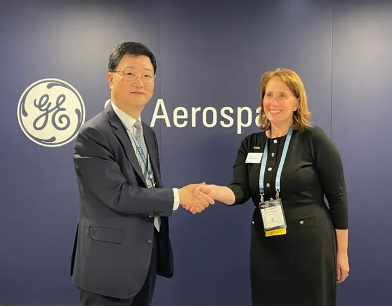 HD현대중공업이 美 해양항공우주전시회에서 GE에어로스페이스와 ‘수출 함정에 최적화된 추진체계 개발을 위한 기술협약(MOU)‘을 체결했다(사진 왼쪽부터 HD현대중공업 주원호 특수선사업대표, GE에어로스페이스 리타 플래허티(Rita Flaherty) 부사장)