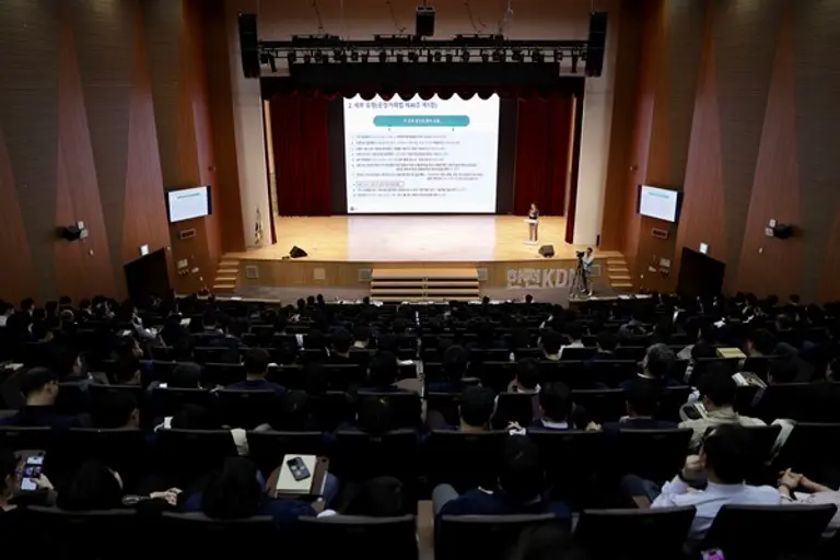 공정거래 관련 교육을 진행하고 있는 모습