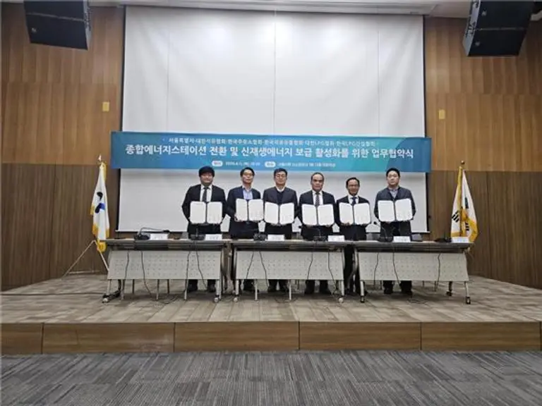 서울시가 종합에너지스테이션(TES) 전환 및 신재생에너지 보급 활성화를 위한 업무협약｣을 체결했다. 사진 왼쪽부터, 유기준 (사)한국주유소협회장, 박현동 한국석유유통협회 부회장, 여장권 서울시 기후환경본부장, 유연백 대한석유협회 부회장, 이호중 대한LPG협회장, 이한익 한국LPG산업협회장. (사진. 서울시)