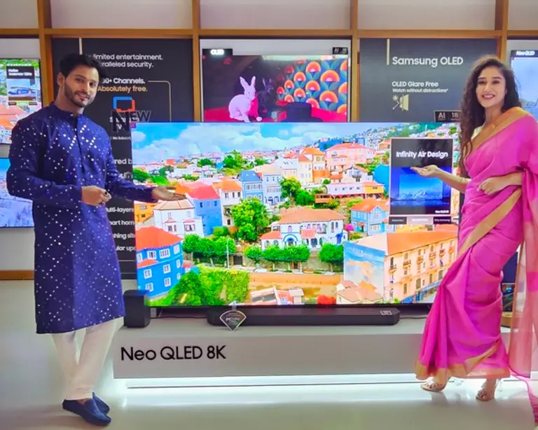 삼성전자 모델이 2024년형 Neo QLED 8K를 소개하고 있다.