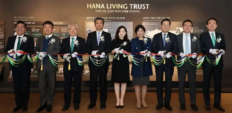 하나은행은 초고령화 시대에 ‘하나 시니어 라운지’를 열고, 금융권 최초로 유산정리 서비스를 시작한다고 18일 밝혔다. 김영훈 하나은행 자산관리그룹장(오른쪽 첫 번째)과 노다 스미트러스트 상무(오른쪽 여섯 번째)를 비롯한 관계자들이 테이프를 커팅하고 있다. [출처: 하나은행]