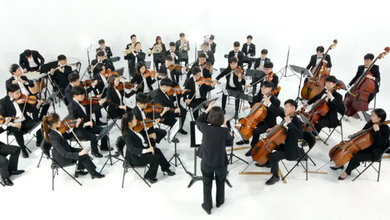 신한음악상 수상자 이하영 첼리스트와 박원민 바이올리니스트가 정재일 작곡가의 연주곡 ‘상림’ 뮤직비디오에서 하트하트 오케스트라와 협연했다. [출처: 신한은행]