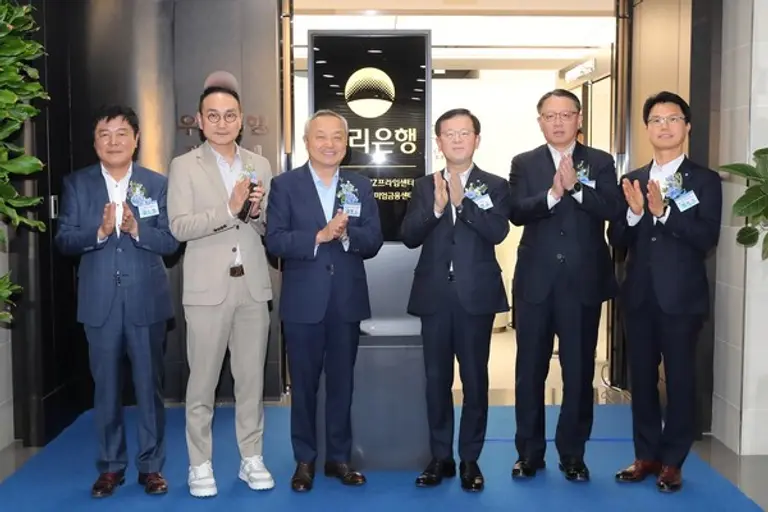 우리은행은 지난 18일 서울 구로 서울디지털국가산업단지에서 서울디지털BIZ프라임센터를 열고 현판식을 가졌다. 왼쪽부터 김승영 이사케이 대표, 유재영 유니트아이엔씨 대표, 김평수 삼보계량시스템 대표, 조병규 우리은행장, 정진완 우리은행 중소기업그룹 부행장, 민복기 우리은행 구로금천영업본부장이다. [출처: 우리은행]