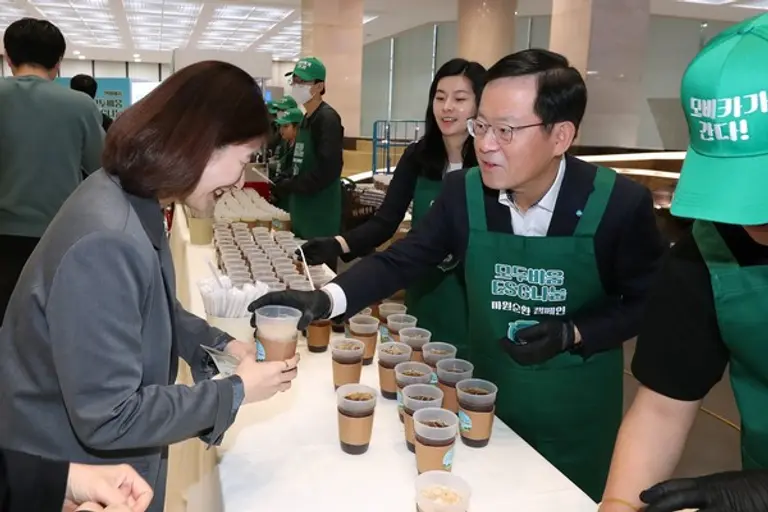 조병규 은행장이 22일 서울 중구 우리은행 본점에서 직원에게 직접 커피를 나눠줬다. 이날 우리은행 임직원 전원이 ‘지구를 위한 우리가 되자(Be us for Earth!)’ 캠페인을 시작했다. [출처: 우리은행]