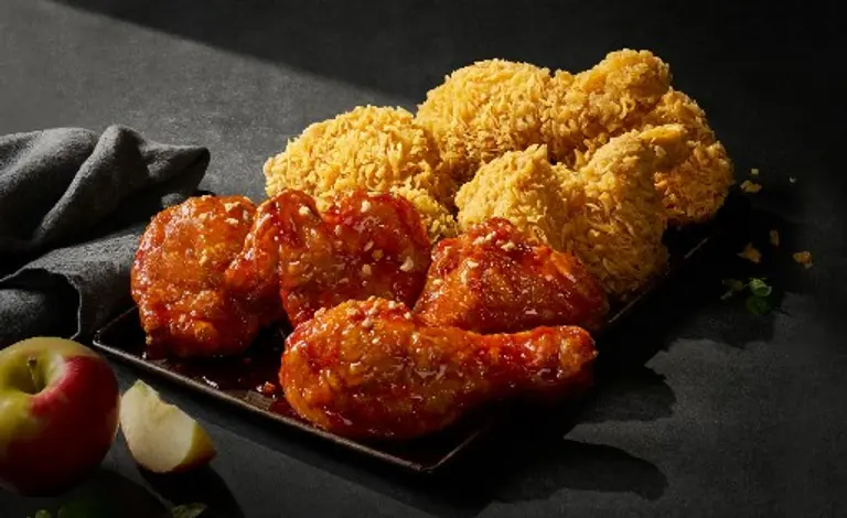  *겉바속촉 황금올리브치킨™과 부드러운 단맛이 강조한 BBQ 양념치킨의 새 반반조합 