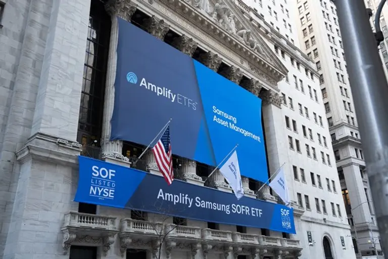 미국 뉴욕거래소 외벽에 걸린 Amplify Samsung SOFR ETF 상장 기념 현수막