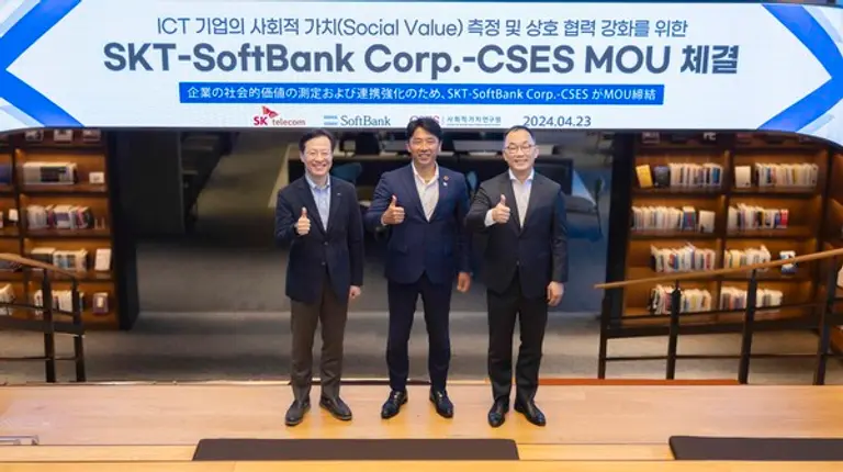 왼쪽부터 사회적가치연구원 나석권 대표이사, 소프트뱅크 이케다 마사토 CSR본부장, SKT 엄종환 ESG혁신 담당