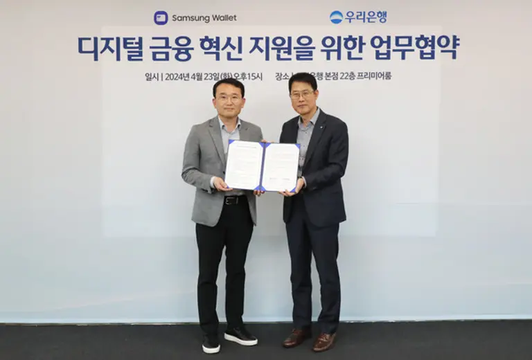 우리은행은 지난 23일 서울 중구 우리은행 본점에서 삼성전자와 업무협약을 체결했다. 김범석 우리은행 국내영업부문장(오른쪽)과 채원철 삼성전자 MX사업부 부사장이 이날 협약식에 참석했다. [출처: 우리은행]