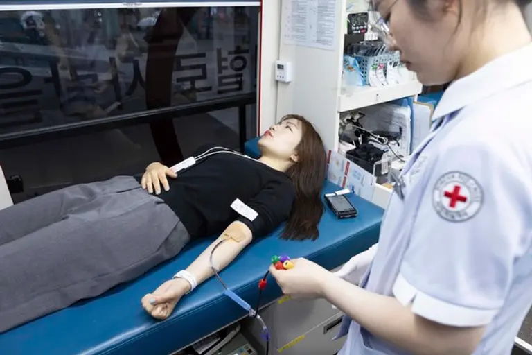 SKT는 혈액 수급난을 극복하기 위해 SK ICT 패밀리사 차원의 헌혈 릴레이를 이어가고 있다고 24일 밝혔다.