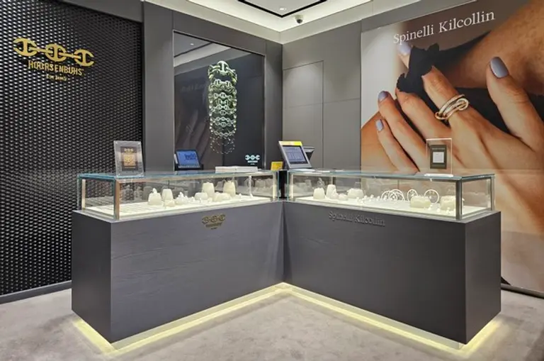 신세계면세점 명동점 9층에 위치한 홀슨부, 스피넬리 킬콜린 팝업 매장 내부 전경
