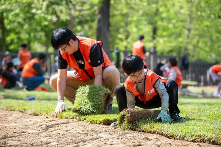 호반사랑나눔이 서울대공원 봉사활동 모습 (사진. 호반그룹)