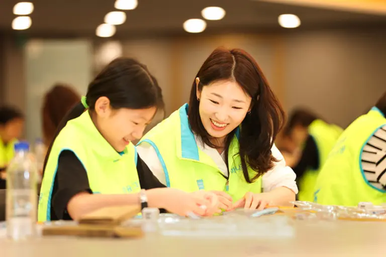 하나금융그룹 임직원과 가족 100여 명은 지난 27일 서울 중구 명동사옥에서 시각장애인을 위한 점자 교구를 만들어, 서울시각장애인복지관에 전달했다. [출처: 하나금융그룹]