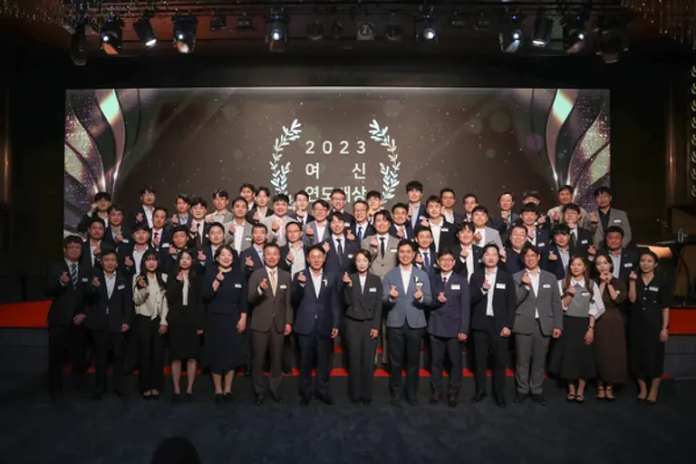 이석용 NH농협은행장(앞줄 왼쪽 7번째)이 지난 26일 서울 중구 반얀트리 클럽&스파에서 열린 2023 NH농협은행 여신연도대상 시상식에서 수상자들과 기념사진을 촬영했다. [출처: NH농협은행]