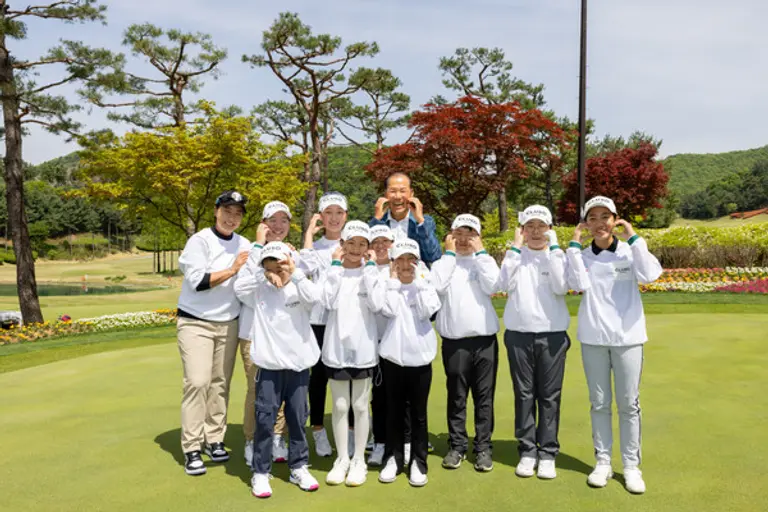 최동규 대보그룹 회장이 골프 주니어 육성 및 골프 저변확대를 위해 기부금 10억원을 전달했다. (사진제공. 대보그룹)